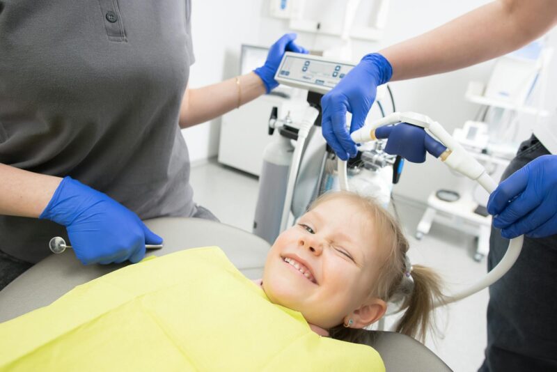 dziecko u dentysty