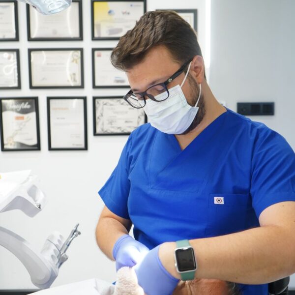 Dentysta Chorzów – kiedy warto umówić się na przegląd zębów?